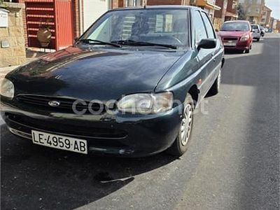 Usado Ford Escort 90 CV (66 kW) 1996 Verde Berlina