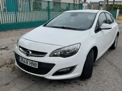 Usado Opel Astra Sportive 110 CV (80 kW) 2012 Blanco Utilitario