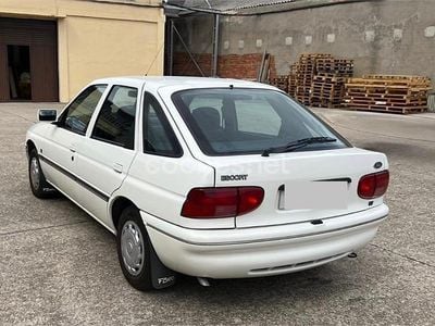 Usado Ford Escort 90 CV (66 kW) 1994 Blanco Familiar