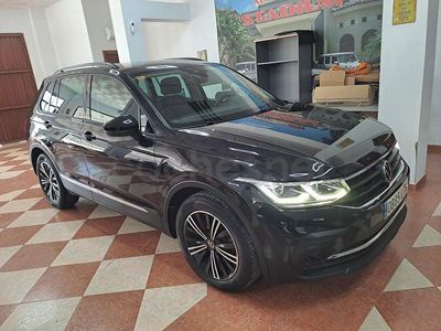 Käytetty VW Tiguan Life 150 HP (110 kW) 2021 Musta Katumaasturi
