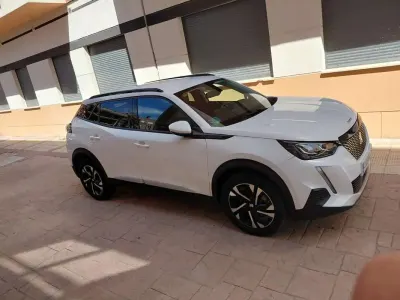 Usado Peugeot 2008 Allure 131 CV (96 kW) 2021 Blanco SUV