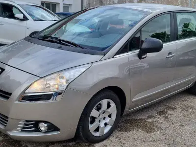 Usado Peugeot 5008 Active 115 CV (84 kW) 2013 Beige Monovolumen