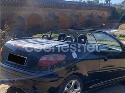 Usado Peugeot 206 110 CV (80 kW) 2001 Negro Descapotable