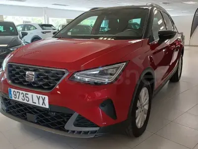 Usado Seat Arona FR 110 CV (80 kW) 2022 Granate SUV