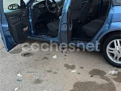 Usado Ford Focus Trend 100 CV (73 kW) 2002 Azul Berlina