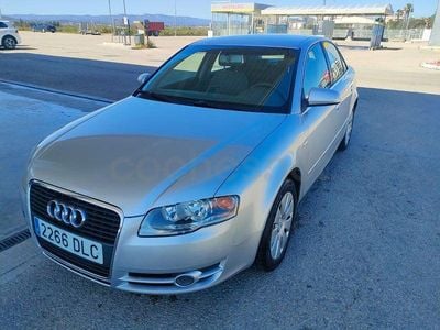Usado Audi A4 140 HP (102 kW) 2005 Cinzento Sedan