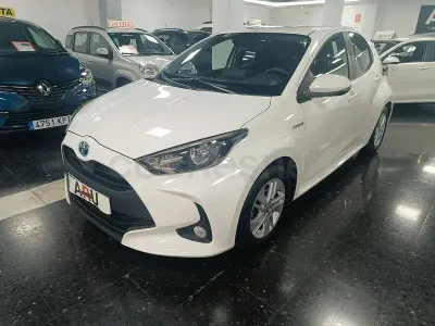 Usado Toyota Yaris Hybrid Style 116 CV (85 kW) 2021 Blanco Berlina