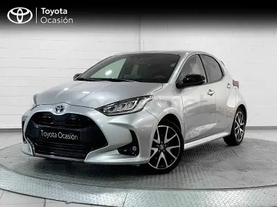 Usado Toyota Yaris Hybrid Style 116 CV (85 kW) 2022 Gris / plata Berlina