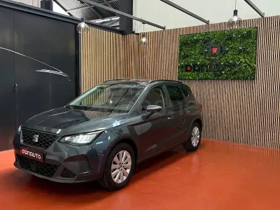 Usado Seat Arona Reference 95 CV (69 kW) 2022 Gris / plata SUV