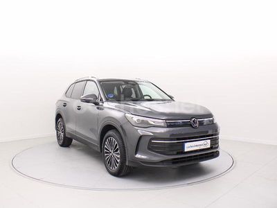 Gris / plata Usado 2024 VW Tiguan Life SUV | 41.990 € (Caro)