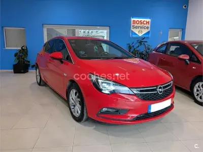 Usado Opel Astra Dynamic 136 CV (100 kW) 2019 Rojo Berlina