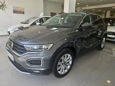 Usado VW T-Roc Advance 115 CV (84 kW) 2021 Gris / plata SUV
