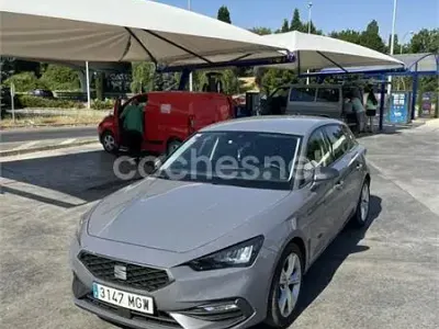 Usado Seat Leon FR 130 CV (95 kW) 2023 Gris / plata Familiar