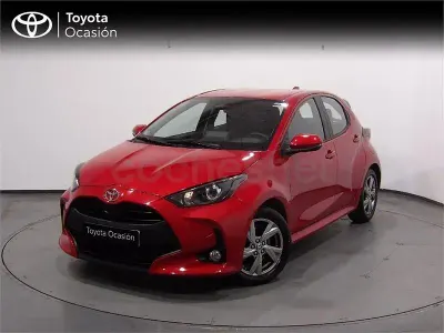 Usado Toyota Yaris Hybrid Active 116 CV (85 kW) 2025 Rojo Berlina