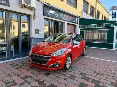 Usado Peugeot 208 GT-line 120 CV (88 kW) 2016 Naranja Utilitario