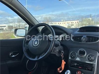 Usado Renault Clio II Dynamique 110 CV (80 kW) 2006 Gris / plata Berlina