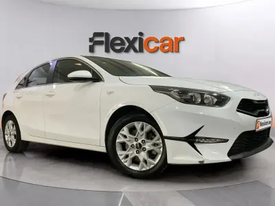 Begagnad Kia Ceed 136 HK (100 kW) 2023 Vit Halvkombi