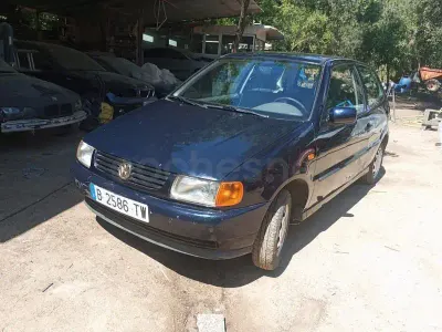 Usado VW Polo 60 CV (44 kW) 1998 Azul Berlina