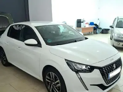 Usado Peugeot 208 Allure 101 CV (74 kW) 2021 Blanco Utilitario