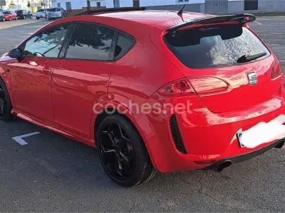 Usado Seat Leon Ecomotive 105 CV (77 kW) 2008 Rojo Utilitario