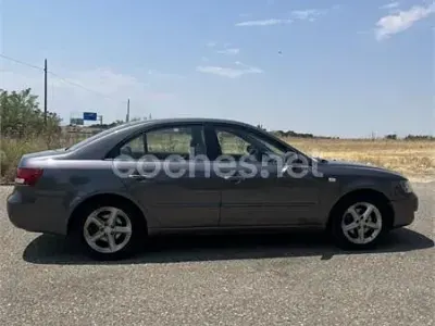 Usado Hyundai Sonata Comfort 140 CV (102 kW) 2007 Gris / plata Berlina
