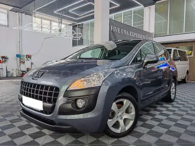 Usado Peugeot 3008 Premium 112 CV (82 kW) 2011 Gris / plata Familiar