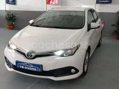 Usado Toyota Auris Hybrid Business Edition 136 CV (100 kW) 2018 Blanco Berlina
