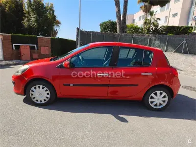 Usado Renault Clio II 100 CV (73 kW) 2006 Rojo Berlina