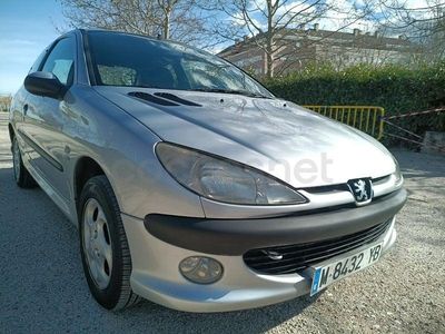 Usado Peugeot 206 90 CV (66 kW) 1999 Gris / plata Utilitario
