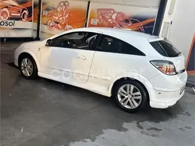 Usado Opel Astra GTC Sport 110 CV (80 kW) 2009 Blanco Berlina