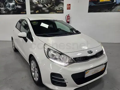 Usado Kia Rio 84 CV (61 kW) 2015 Blanco Berlina