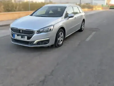 Usado Peugeot 508 Active 120 CV (88 kW) 2018 Gris / plata Berlina