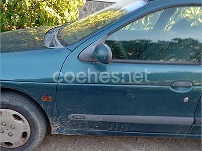 Usado Renault Mégane 90 CV (66 kW) 1998 Verde Berlina