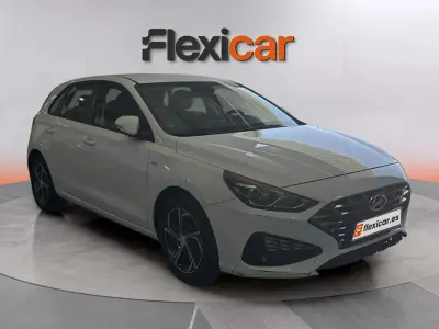 Usado Hyundai i30 120 CV (88 kW) 2021 Blanco Berlina