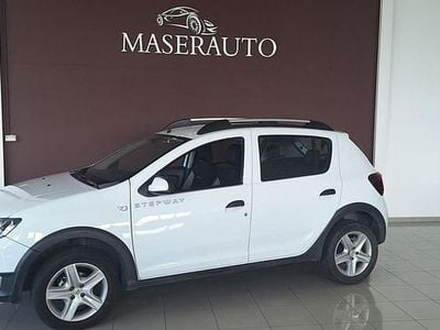 Usado Dacia Sandero Stepway 90 CV (66 kW) 2015 Blanco Utilitario