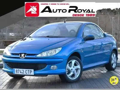 Usado Peugeot 206 CC 138 CV (101 kW) 2004 Azul Descapotable