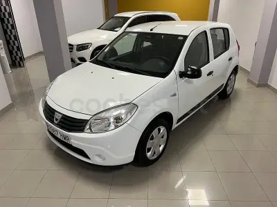 Usado Dacia Sandero Ambiance 75 HP (55 kW) 2012 Branco Sedan
