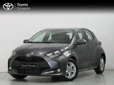 Usado Toyota Yaris 125 CV (91 kW) 2022 Gris / plata Utilitario