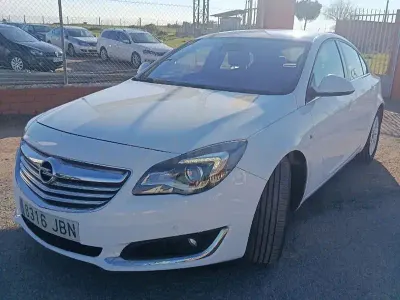 Usado Opel Insignia Excellence 140 HP (102 kW) 2015 Branco Sedan
