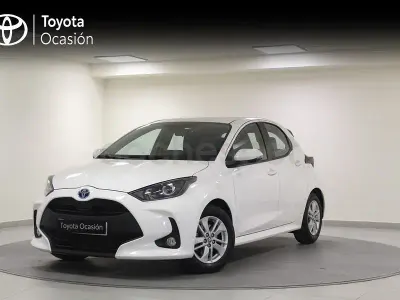 Käytetty Toyota Yaris Hybrid Business Edition 116 HP (85 kW) 2022 Valkoinen Sedan