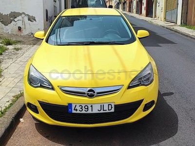 Usado Opel Astra GTC Sportive 140 CV (102 kW) 2015 Amarillo Berlina
