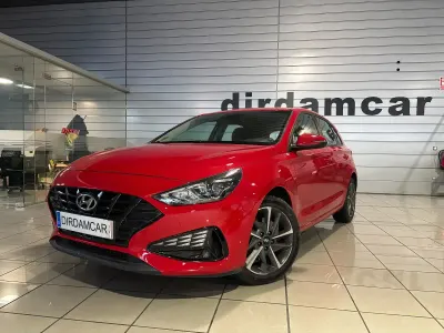 Usado Hyundai i30 110 CV (80 kW) 2021 Rojo Berlina