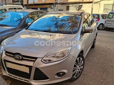 Usado Ford Focus Trend 125 CV (91 kW) 2013 Gris / plata Berlina
