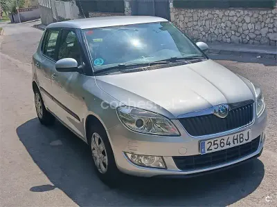 Usado Skoda Fabia 60 CV (44 kW) 2011 Gris / plata Berlina