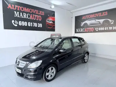 Usado Mercedes B180 109 CV (80 kW) 2012 Negro Utilitario