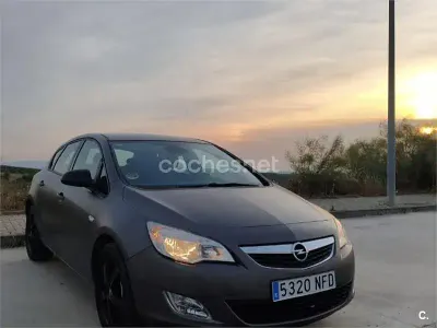 Usado Opel Astra Excellence 110 CV (80 kW) 2011 Gris / plata Berlina