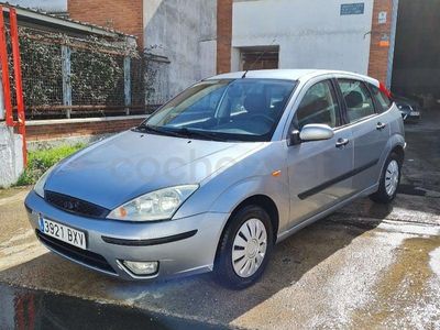 Usado Ford Focus Ghia 90 CV (66 kW) 2002 Gris / plata Berlina