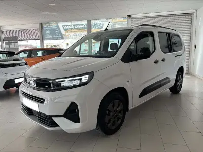 Usado Opel Combo 130 CV (95 kW) 2025 Blanco Monovolumen