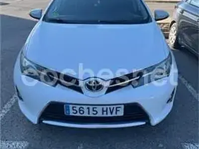 Usado Toyota Auris Live 90 CV (66 kW) 2014 Blanco Berlina