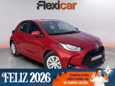 Rojo Usado 2023 Toyota Yaris Hybrid Active Berlina | 18.990 € (Buen precio)